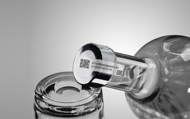 Schützen Sie Ihre Wein- und Spirituosenmarke mit Sicherheitsetiketten von TTR Unique VEROSPEC® Ein Flaschenkopf mit Sicherheitsetikett, das mit TTR Unique VEROSPEC® gedruckt wurde