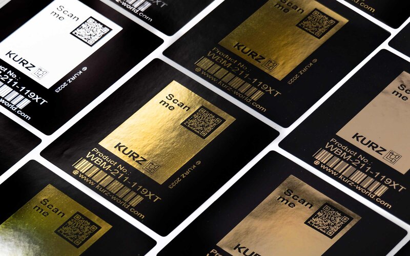 Stechen Sie mit atemberaubenden Metallic-Effekten auf ihren Flaschenetiketten und Umverpackungen aus der Masse heraus! Silberne und goldene Flaschenetiketten für ein luxuriöses Gesamtdesign von Weinen und Spirituosen