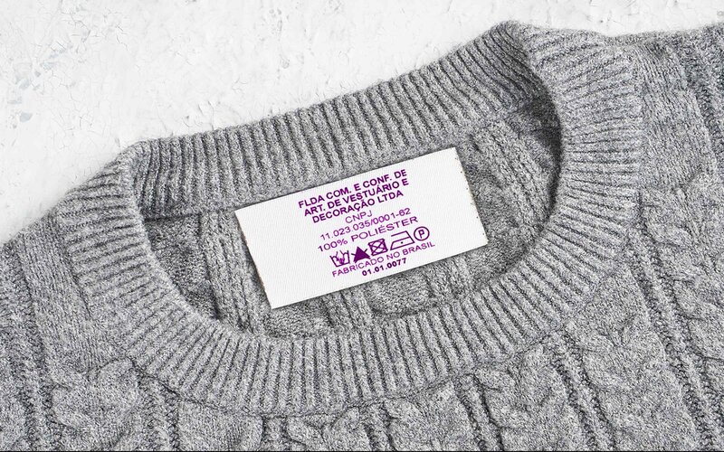 Nicht von der Stange, sondern individuell für Sie gefertigt: Unsere Color Matches Pullover mit individuellem farbigen Pflegeetikett mit Waschhinweisen gedruckt mit Thermotransferbändern von KURZ