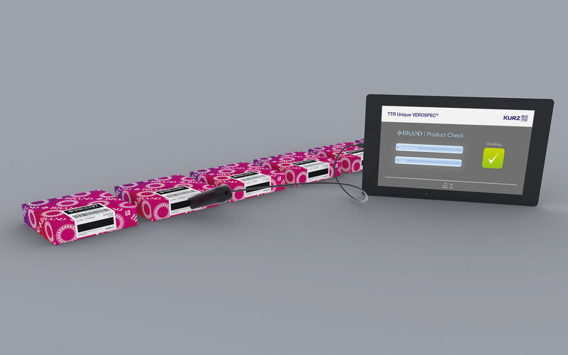 Bestens geschützt gegen Produktfälschungen mit TTR Unique VEROSPEC® Labels TTR UNIQUE VEROSPEC® Scanner scannt Sicherheitsetiketten auf einer Kartonverpackung ab, und Software zeigt Verifizierung des Originals an