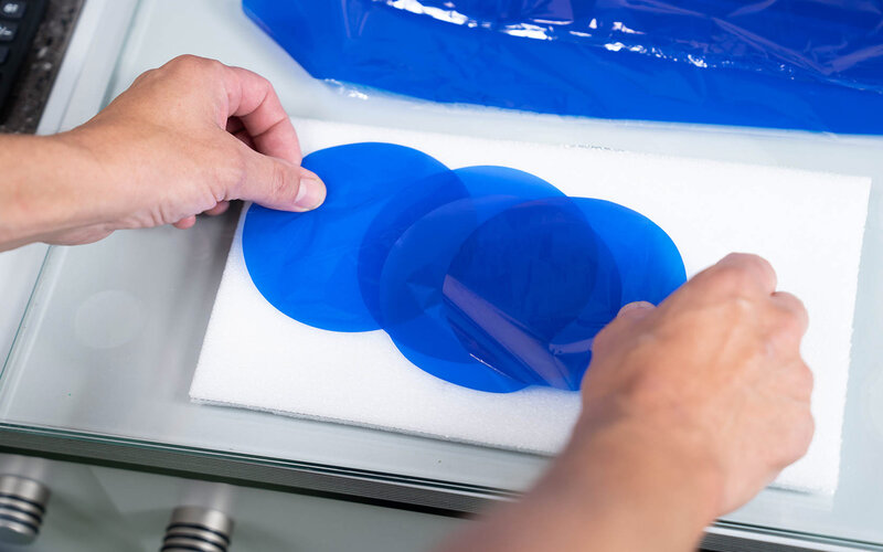 Sie sind einzig – genau wie Ihre Thermotransferfolie in Ihrer Corporate Color Blaue Farbfolienkreise in unserer Color-Match-Abteilung zur Herstellung Ihrer individuellen Thermotransferfolienfarbe
