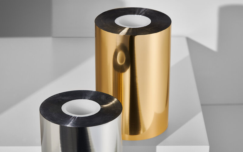 Perfekter Metallic-Look mit glänzenden KURZ-Thermotransfer-Farbbändern für Ihre Pharmaprodukte Silbernes und goldenes Thermotransfer-Farbband für den Etikettendruck mit Metallic-Look