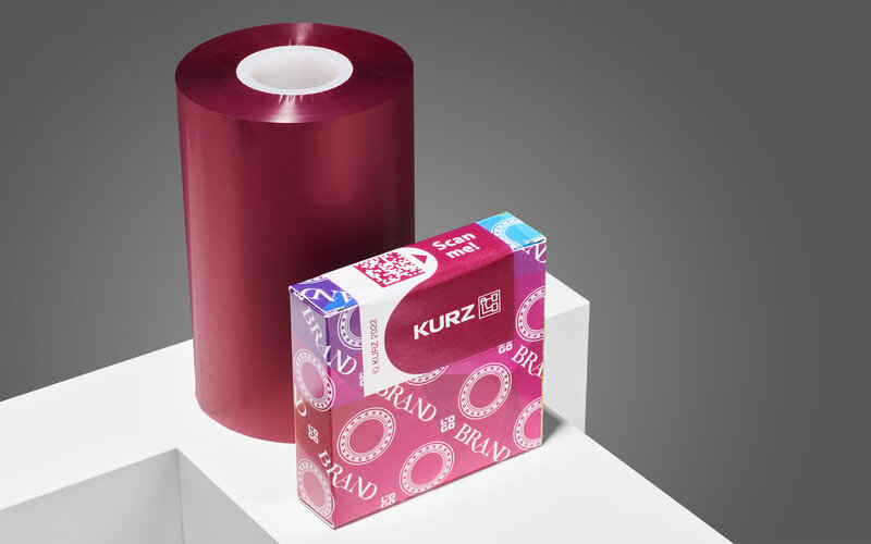 Farbige Verpackungsetiketten in genau ihrer individuellen Farbe mit KURZ-Farbbändern! Rote KURZ-Thermotransferbandrolle und Medikamentenverpackung mit farbigem Etikett