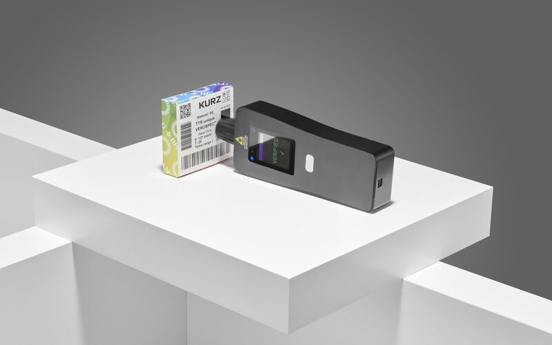 TTR Unique VEROSPEC®-Scanner scannt Sicherheitsetiketten auf Lebensmittelverpackung ab und Software zeigt Verifizierung des Originals an.