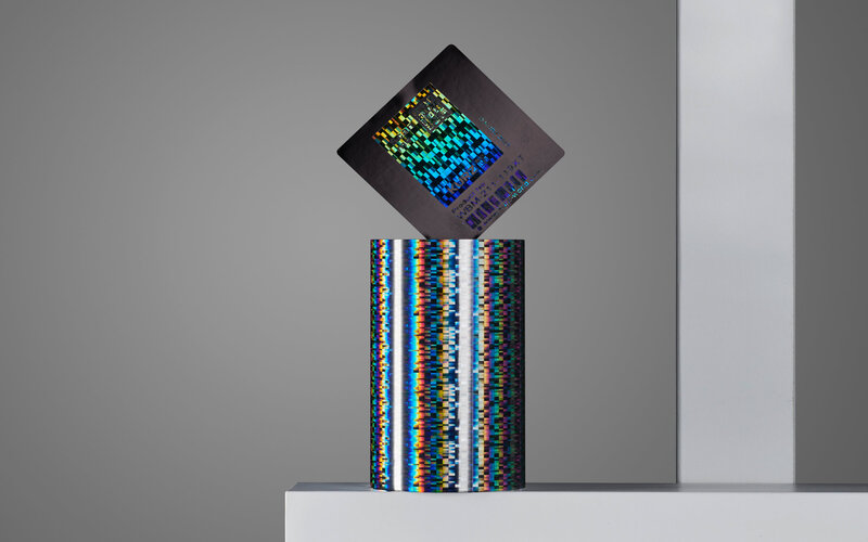 Ein Hauch von Luxus für hochwertige Kosmetikprodukte mit glänzenden Effekten Thermotransferrolle mit holografischen Effekten und ein Etikett mit passendem diffraktivem 3D-Look